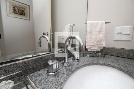 Apartamento para alugar com 57m², 2 quartos e 2 vagasBanheiro social 