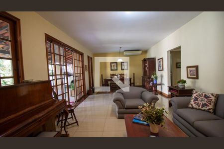 Casa de condomínio à venda com 320m², 4 quartos e 2 vagasSala