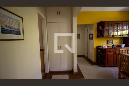 Casa de condomínio à venda com 320m², 4 quartos e 2 vagasCorredor