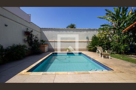 Casa de condomínio à venda com 320m², 4 quartos e 2 vagasQuintal