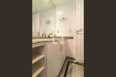 Apartamento à venda com 220m², 3 quartos e 4 vagasBanheiro do Quarto 2