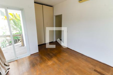 Casa à venda com 335m², 3 quartos e 4 vagas Casa à venda com 335m², 3 quartos e 4 vagasSuíte 1