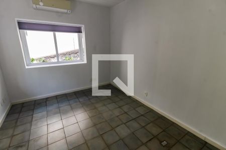 Casa à venda com 335m², 3 quartos e 4 vagas Casa à venda com 335m², 3 quartos e 4 vagasQuarto 2