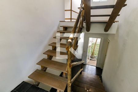 Casa à venda com 335m², 3 quartos e 4 vagas Casa à venda com 335m², 3 quartos e 4 vagasEscada acesso Quartos