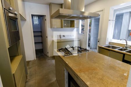 Casa à venda com 335m², 3 quartos e 4 vagas Casa à venda com 335m², 3 quartos e 4 vagasCozinha - Armários