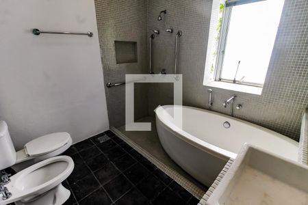 Casa à venda com 335m², 3 quartos e 4 vagas Casa à venda com 335m², 3 quartos e 4 vagasBanheiro da Suíte 1