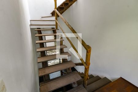 Casa à venda com 335m², 3 quartos e 4 vagas Casa à venda com 335m², 3 quartos e 4 vagasEscada acesso Terraço