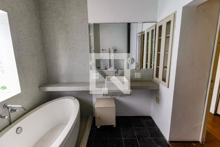 Casa à venda com 335m², 3 quartos e 4 vagas Casa à venda com 335m², 3 quartos e 4 vagasBanheiro da Suíte 1