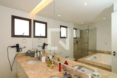 Apartamento à venda com 250m², 3 quartos e 4 vagasBanheiro da Suíte 1