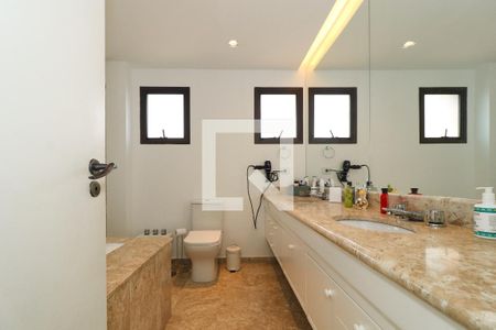 Apartamento à venda com 250m², 3 quartos e 4 vagasBanheiro da Suíte 1