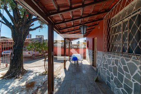 Casa à venda com 245m², 3 quartos e 25 vagas Casa à venda com 245m², 3 quartos e 25 vagasVaranda