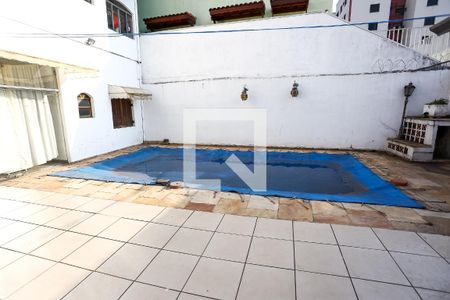 Casa à venda com 220m², 3 quartos e 4 vagas Casa à venda com 220m², 3 quartos e 4 vagasÁrea comum - Piscina