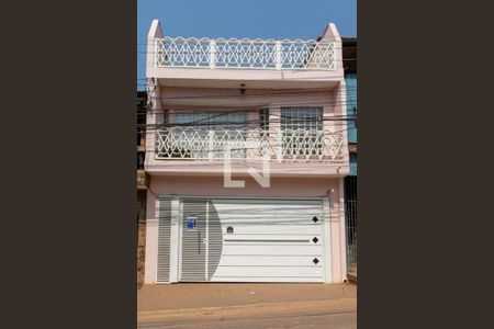 Casa para alugar com 170m², 2 quartos e 1 vaga Casa para alugar com 170m², 2 quartos e 1 vagaFachada