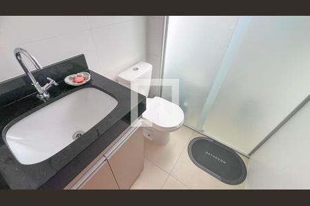 Banheiro de apartamento à venda com 1 quarto, 52m² em Sagrada Família, Belo Horizonte