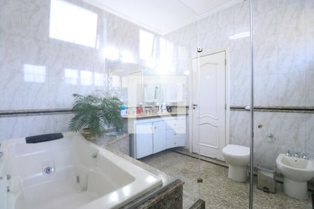 Casa à venda com 500m², 4 quartos e 5 vagasBanheiro da Suíte 2