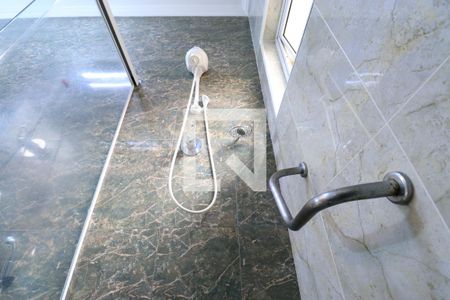 Casa à venda com 500m², 4 quartos e 5 vagasBanheiro da Suíte 1