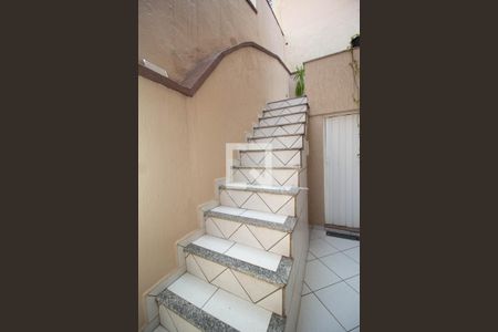 Casa para alugar com 285m², 4 quartos e 5 vagasEscada