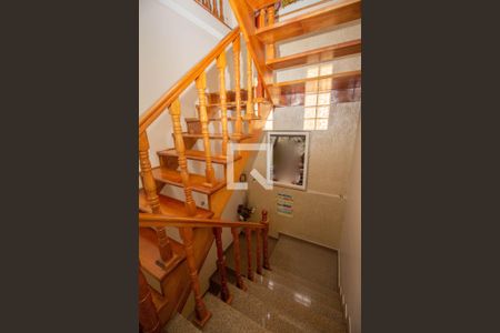 Casa para alugar com 285m², 4 quartos e 5 vagasEscada