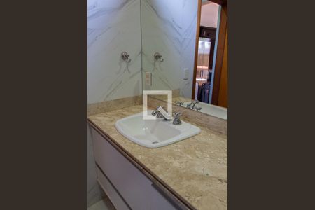 Casa de condomínio à venda com 500m², 5 quartos e 2 vagas Casa de condomínio à venda com 500m², 5 quartos e 2 vagasBANHEIRO DA SUITE 4