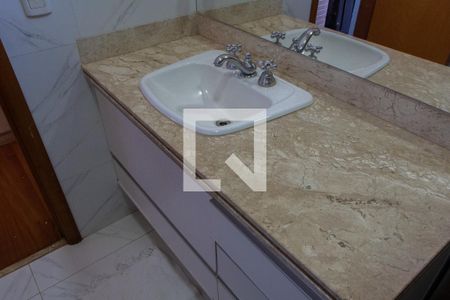 Casa de condomínio à venda com 500m², 5 quartos e 2 vagas Casa de condomínio à venda com 500m², 5 quartos e 2 vagasBANHEIRO DA SUITE 4