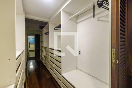 Casa de condomínio à venda com 357m², 4 quartos e 3 vagasCloset
