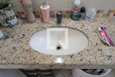 Casa de condomínio à venda com 116m², 3 quartos e 2 vagasBanheiro Social