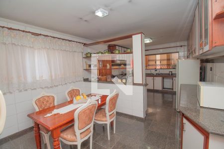 Casa à venda com 434m², 4 quartos e 8 vagas Casa à venda com 434m², 4 quartos e 8 vagasCozinha