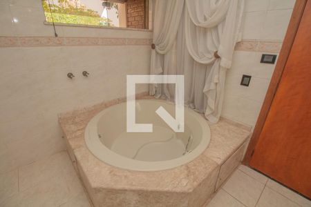 Casa à venda com 434m², 4 quartos e 8 vagas Casa à venda com 434m², 4 quartos e 8 vagasBanheiro Quarto 1