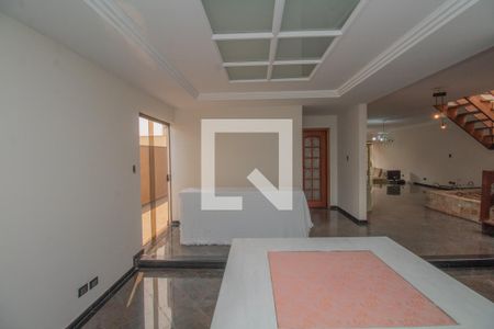 Casa à venda com 434m², 4 quartos e 8 vagas Casa à venda com 434m², 4 quartos e 8 vagasSala detalhes