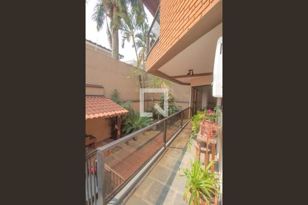 Casa à venda com 434m², 4 quartos e 8 vagas Casa à venda com 434m², 4 quartos e 8 vagasÁrea Externa