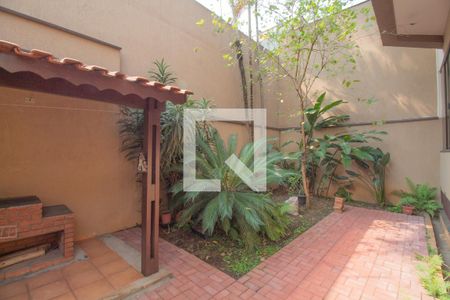 Casa à venda com 434m², 4 quartos e 8 vagas Casa à venda com 434m², 4 quartos e 8 vagasÁrea Externa