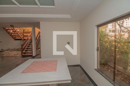 Casa à venda com 434m², 4 quartos e 8 vagas Casa à venda com 434m², 4 quartos e 8 vagasSala detalhes