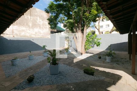 Casa à venda com 200m², 5 quartos e 6 vagas Casa à venda com 200m², 5 quartos e 6 vagasQuintal