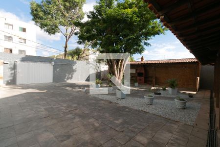 Casa à venda com 200m², 5 quartos e 6 vagas Casa à venda com 200m², 5 quartos e 6 vagasQuintal