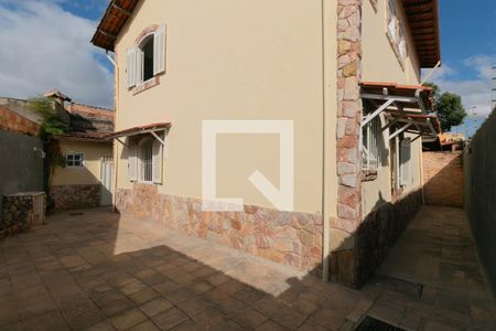 Casa à venda com 200m², 5 quartos e 6 vagas Casa à venda com 200m², 5 quartos e 6 vagasQuintal