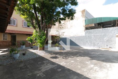 Casa à venda com 200m², 5 quartos e 6 vagas Casa à venda com 200m², 5 quartos e 6 vagasQuintal