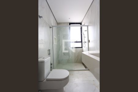 Apartamento à venda com 440m², 4 quartos e 6 vagasBanheiro da Suíte 2