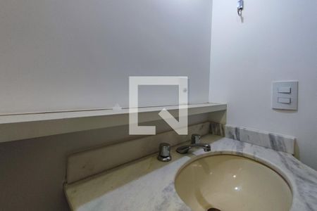 Banheiro de apartamento à venda com 1 quarto, 60m² em Cambuí, Campinas