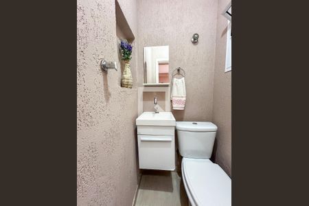 Casa de condomínio à venda com 131m², 3 quartos e 2 vagasLavabo