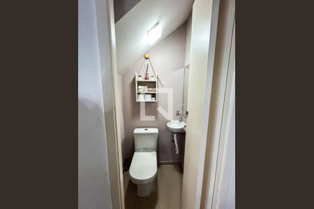 Casa de condomínio à venda com 131m², 3 quartos e 2 vagasLavabo