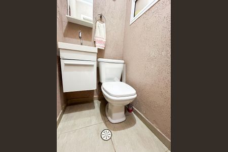 Casa de condomínio à venda com 131m², 3 quartos e 2 vagasLavabo