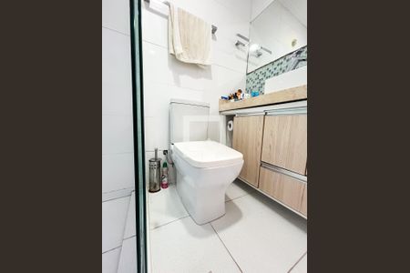 Casa de condomínio à venda com 131m², 3 quartos e 2 vagasBanheiro 1