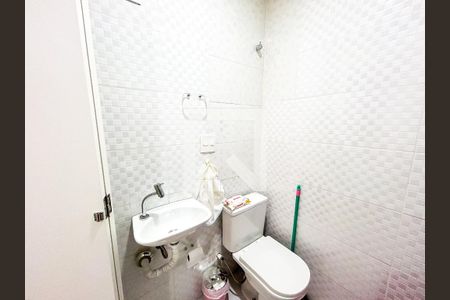 Casa de condomínio à venda com 131m², 3 quartos e 2 vagasBanheiro 2