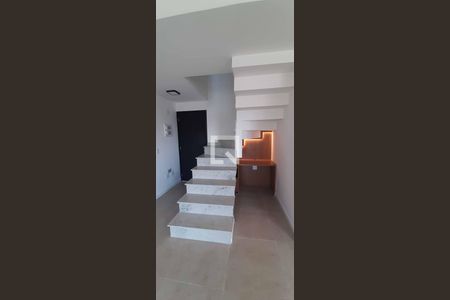 Apartamento à venda com 64m², 2 quartos e 1 vagaEscada