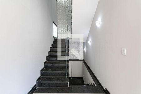 Casa de condomínio para alugar com 288m², 3 quartos e 4 vagasEscada