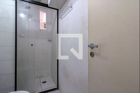 Banheiro social  de apartamento à venda com 3 quartos, 60m² em Taboão, São Paulo
