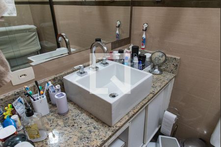 Apartamento à venda com 75m², 2 quartos e 2 vagasBanheiro da suíte