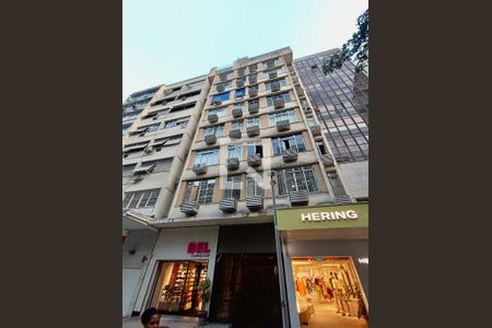 Apartamento para alugar com 75m², 2 quartos e 1 vagaFachada com cartaz QA