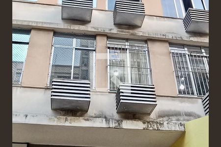 Apartamento para alugar com 75m², 2 quartos e 1 vagaFachada com cartaz QA