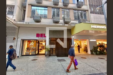 Apartamento para alugar com 75m², 2 quartos e 1 vagaFachada com cartaz QA